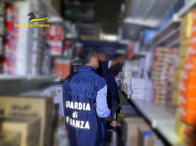 Negozio online illecito a Viareggio, maxi sequestro da oltre 50 milioni di sigarette elettroniche e affini