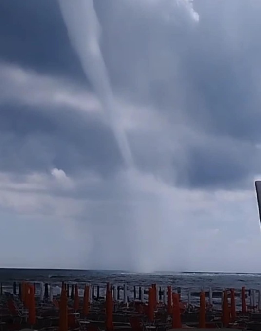 Maltempo, tromba marina avvistata sulla costa grossetana