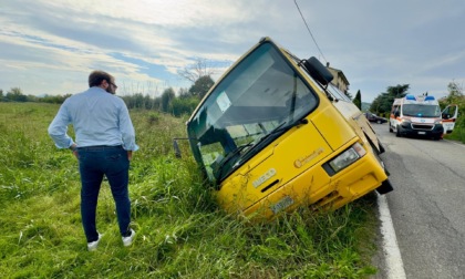 Scuolabus si ribalta nel fosso a Empoli: paura per sei bambini a bordo, ferito l'accompagnatore. Cosa è successo