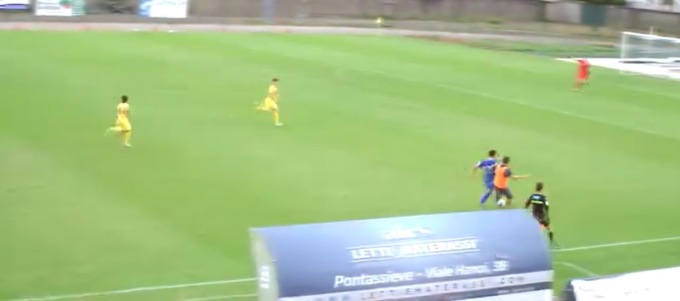 Pontassieve – Subbiano, allenatore entra in campo e stende attaccante in fase di gioco