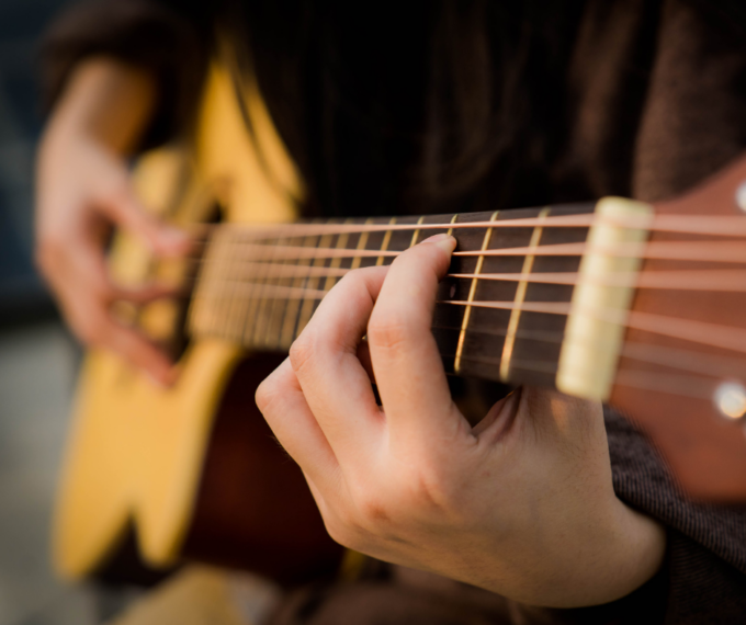Musicista di strada derubato delle offerte mentre si esibisce su Ponte Vecchio