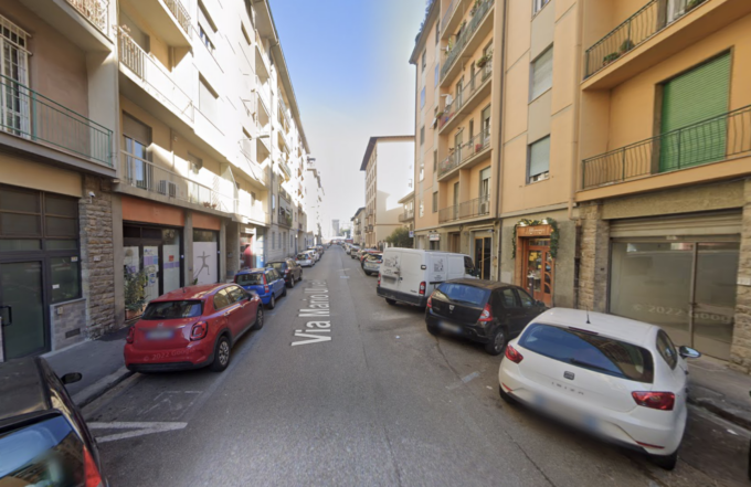 Firenze, a Novoli mezzi in sosta danneggiati nella notte. Tentato furto d’auto in Porta Romana