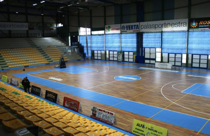 Arezzo, 17enne colto da un malore mentre gioca a basket: salvato col defibrillatore
