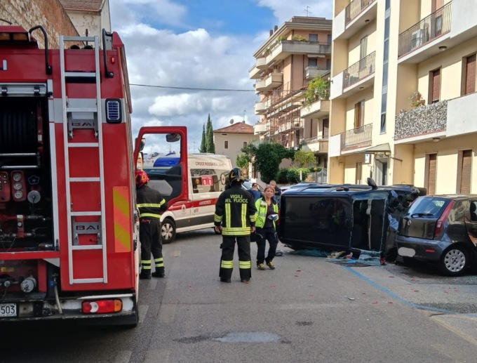 Prato, perde il controllo dell’auto e si schianta contro dei mezzi in sosta: muore 77enne