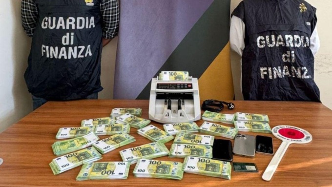 Firenze, volevano comprare i Rolex con i soldi falsi: arrestati due truffatori