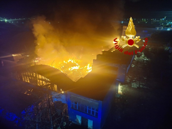 Campi Bisenzio (Firenze), ex tintoria devastata dalle fiamme