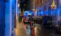 Firenze, auto in fiamme nella notte in pieno centro