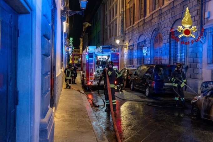 Firenze, auto in fiamme nella notte in pieno centro