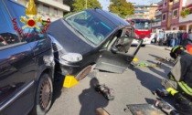 Prato,  si schianta contro un veicolo in sosta: l’auto rimane in bilico