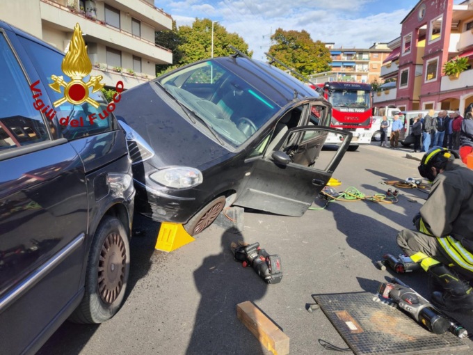 Prato,  si schianta contro un veicolo in sosta: l’auto rimane in bilico