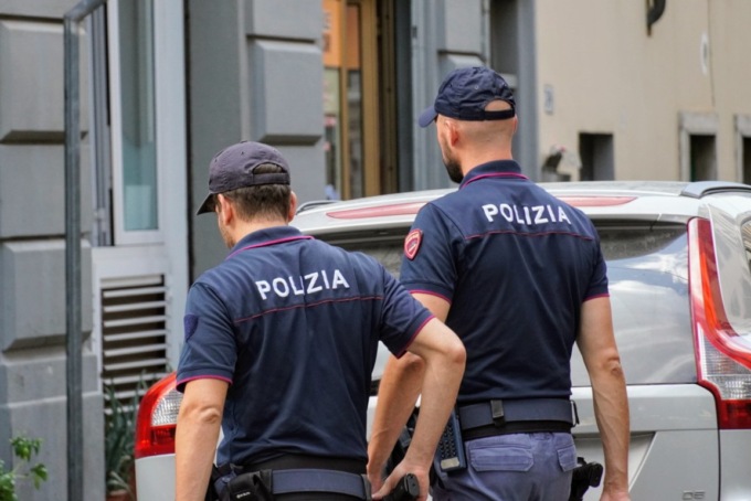 Furto in un appartamento di viale Don Minzoni a Firenze: in fuga un membro della banda