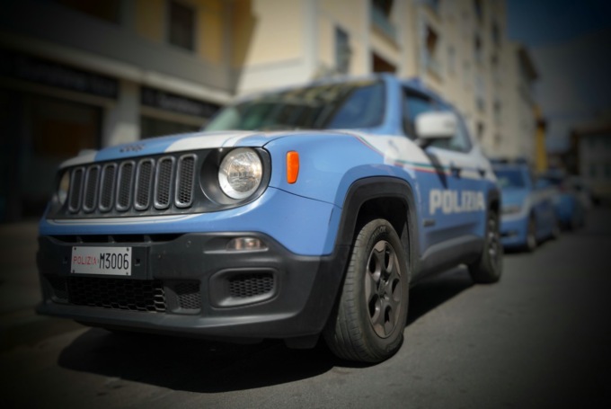 Firenze, 15enne estrae una pistola e minaccia un vigilantes nel supermercato a Novoli: l’arma era un giocattolo