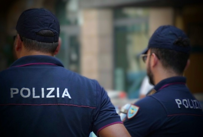 In macchina con una undicenne in atteggiamenti intimi. Arrestato un uomo di 61 anni