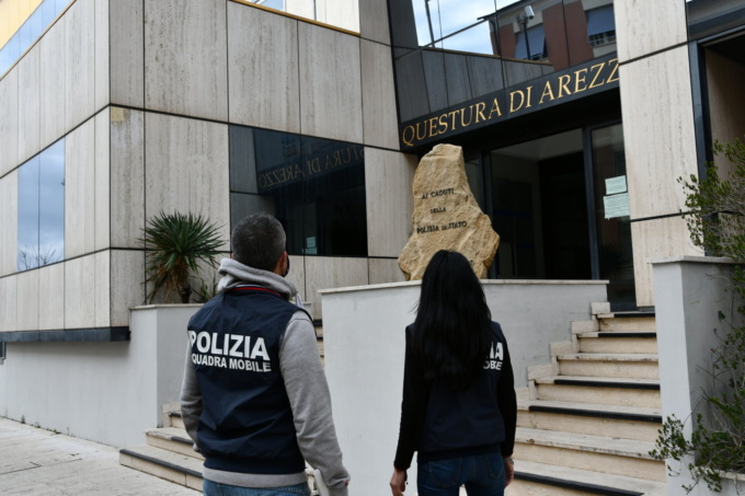 Anziana morta in casa da un mese: trovata la figlia in un albergo di Rimini