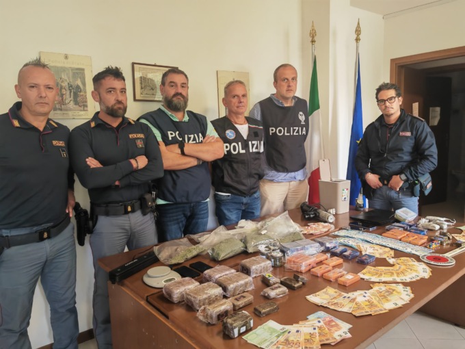 Hashish in un casale nella campagna di Cetona, serra di marijuana in un appartamento di Arezzo: arrestati due giovani