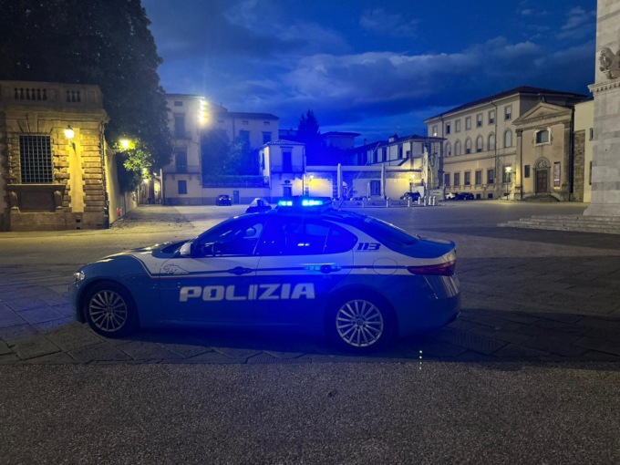 Lucca, creano disordine al Luna Park poi tentano di impadronirsi della pistola di un poliziotto