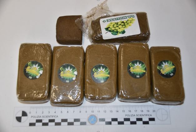 Negli slip 400g di hashish, li aveva acquistati in un’abitazione di Camaiore
