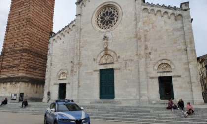 Pietrasanta, la distraggono mentre carica la spesa in auto e le rubano la borsa: la truffa del parcheggio al supermercato