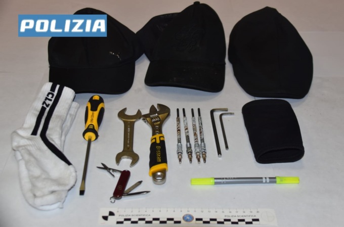 Pietrasanta, erano in sosta vicini ad una banca: nell’auto nascondevano grimaldelli, chiavi alterate e brugole