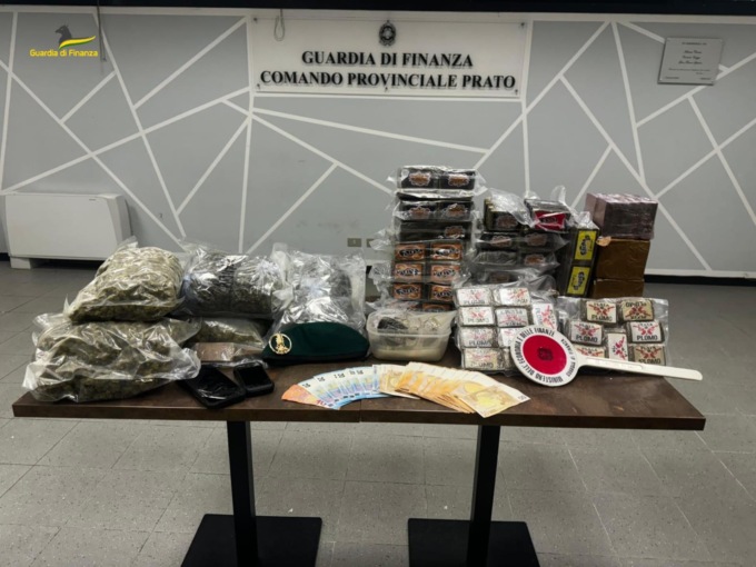 In auto una busta della spesa con oltre 33kg di hashish, 32enne di Calenzano arrestato a Prato