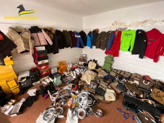 Grosseto, un’estate di controlli della Finanza: sequestrati oltre 3300 articoli contraffatti e 600mila euro non dichiarati