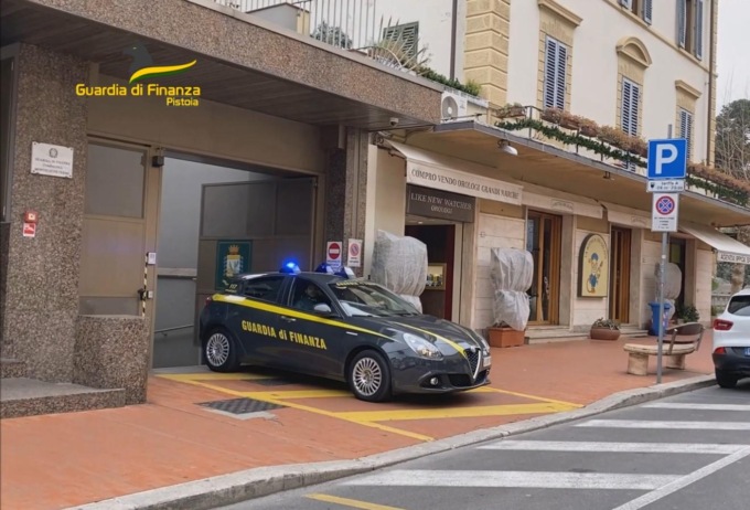 Sedicente venditrice di auto usate raggira imprenditore di Montecatini Terme: truffa da oltre 60mila euro