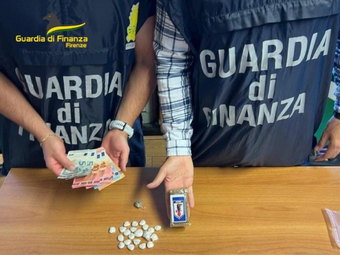 Firenze, sorpreso a spacciare alla fermata della tramvia: nel marsupio hashish e cocaina