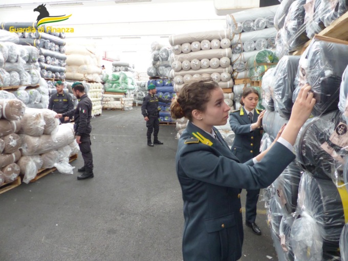 Evasione e contrabbando, nei guai tre imprese di Prato: sequestrati tessuti per 5 milioni di euro