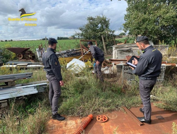 Enorme discarica abusiva nella campagna di Cortona: denunciato imprenditore