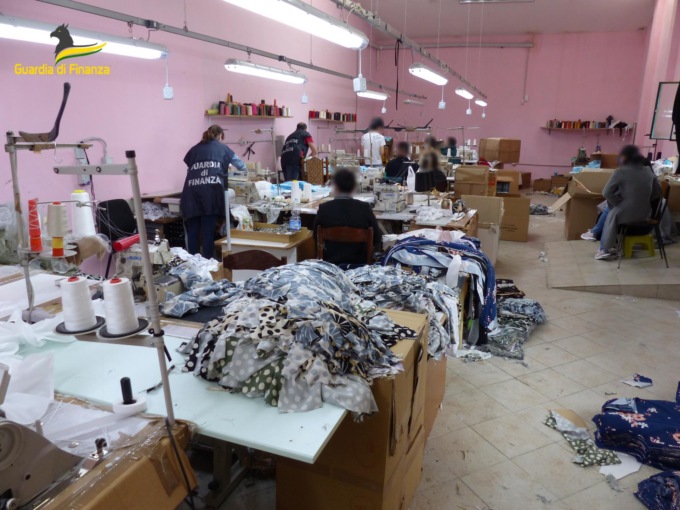 Prato, operai sfruttati 13 ore al giorno 7 giorni su 7 per 13 centesimi a capo: dormivano nella ditta di abbigliamento