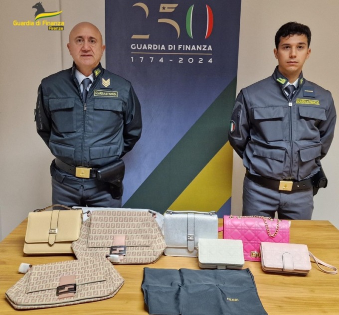 Nel magazzino uno showroom illegale di borse e portafogli contraffatti: sequestrati quasi 2000 articoli in pelle
