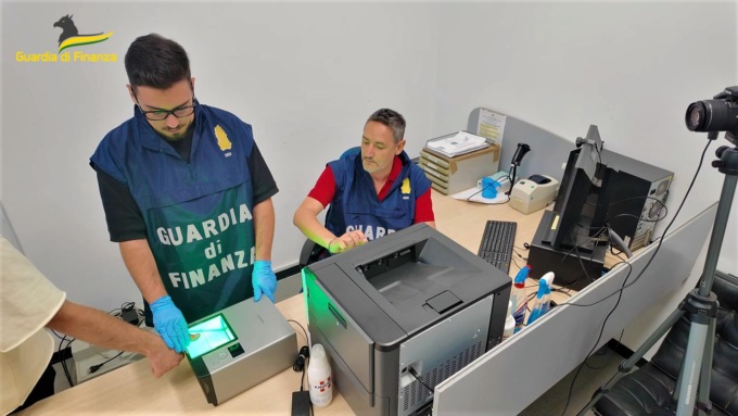 “Ho video e audio compromettenti di vostro padre”, ma era una truffa. Ingannate le figlie di un noto imprenditore pratese