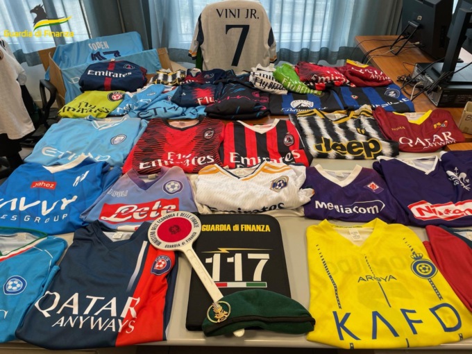 Pisa, sequestrate oltre 1300 magliette da calcio contraffatte: interventi in sette punti vendita