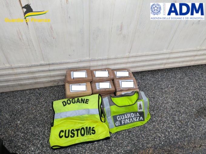 Scaricavano un container nel porto di Livorno in piena notte: all’interno 3 milioni di euro in cocaina