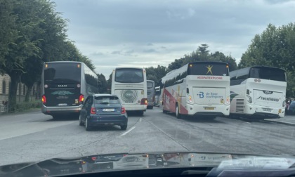 Caos sul Lungarno Pecori Giraldi a Firenze: autobus turistici parcheggiati in quarta fila