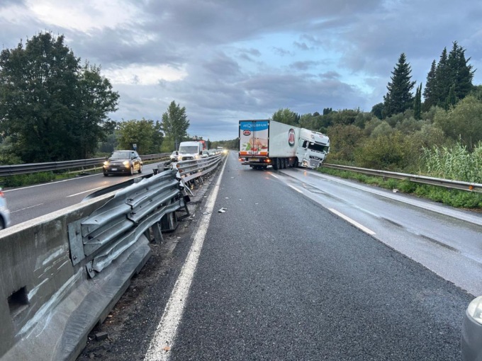 Code e disagi in FiPiLi: tir intraversato, code fino a 4 chilometri in direzione Livorno