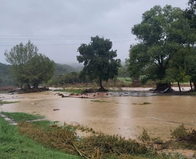 Maltempo Toscana, fiumi esondati. Due giovani salvati dalla piena, 56enne ferito dalla caduta di un albero