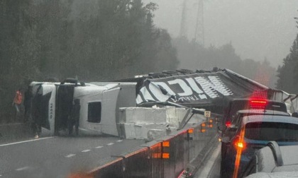 Incidente in Fi-Pi-Li, camion si ribalta e invade le due corsie: traffico completamente bloccato