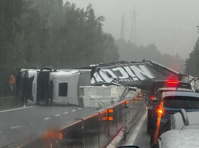 Incidente in Fi-Pi-Li, camion si ribalta e invade le due corsie: traffico completamente bloccato
