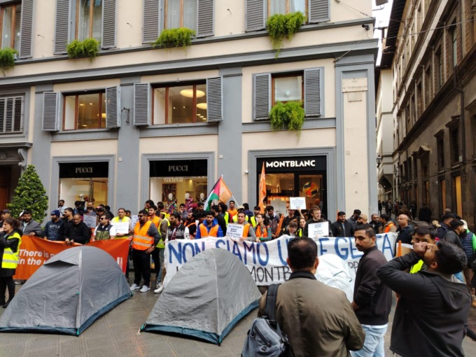 Protesta dei lavoratori in appalto Montblanc, tende piantate nella strada del lusso di Firenze