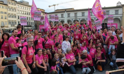 Famiglie Arcobaleno in piazza a Firenze contro il governo: "Difendiamo i diritti delle nostre famiglie"