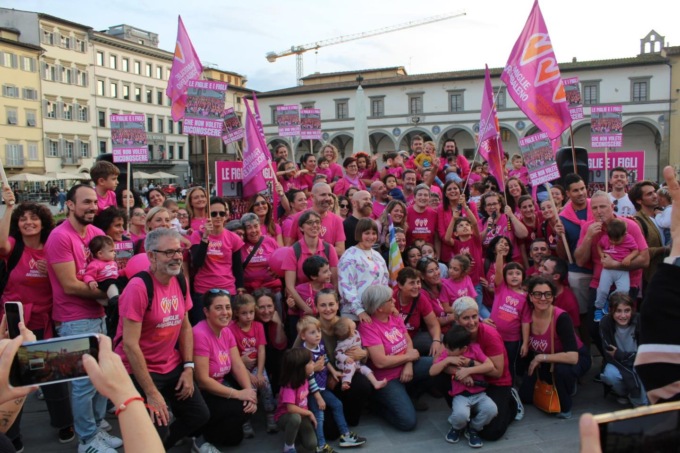 Famiglie Arcobaleno in piazza a Firenze contro il governo: “Difendiamo i diritti delle nostre famiglie”