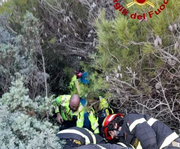 Livorno, si sente male sugli scogli. Spettacolare salvataggio dei Vigili del Fuoco