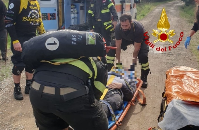 Ciclista cade in zona impervia, spettacolare salvataggio dei Vigili del Fuoco