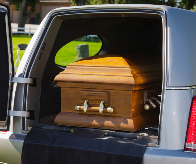 Macabro scherzo: dopo le pizze e l’autospurgo, gli arriva a casa il carro funebre