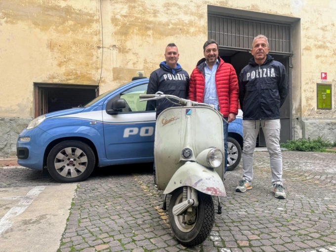 Firenze, furto in piazza della Libertà: spaccata la vetrata e portata via una Vespa d’epoca di ingente valore