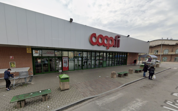 Empoli, rapina nel supermercato: ladro con casco in testa minaccia dipendente e si fa consegnare l’incasso