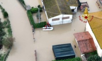 Maltempo, prorogata fino a domenica l'allerta gialla. Il salvataggio dell'autista eroe a Siena