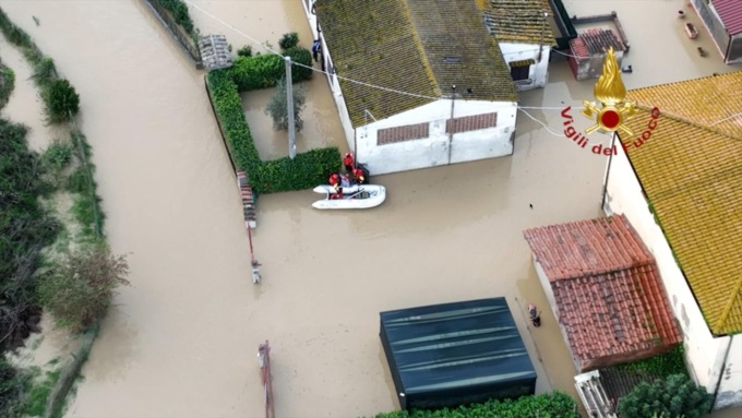 Maltempo, prorogata fino a domenica l’allerta gialla. Il salvataggio dell’autista eroe a Siena