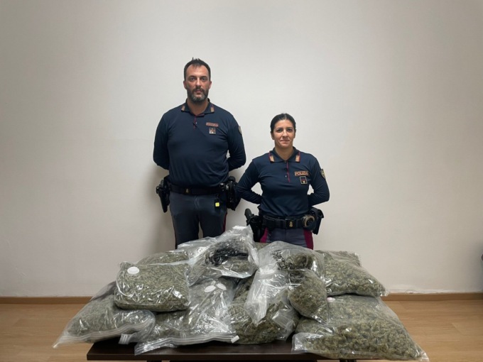 “Stiamo andando in vacanza”. Nella valigia però la coppia nascondeva 12kg di marijuana